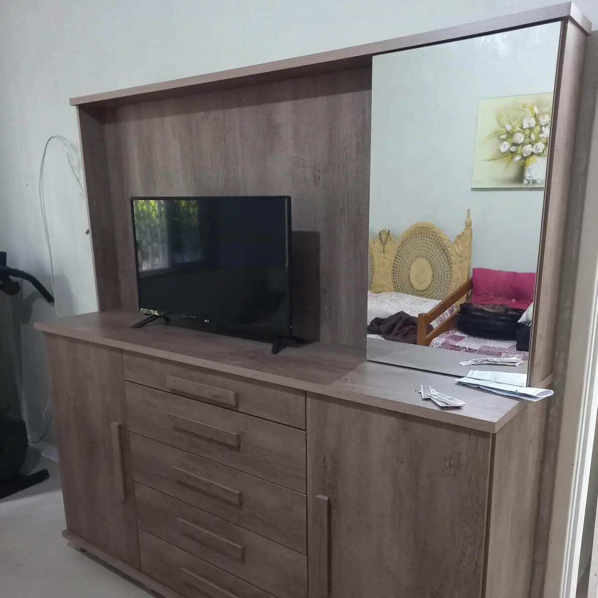 Montador de móveis na Vila Valqueire realizando desmontagem de cômoda com painel com precisão e cuidado