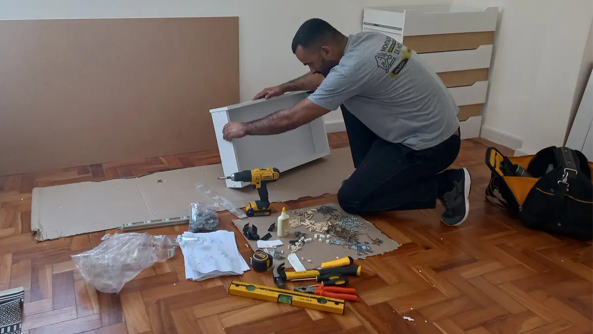 Montador de móveis do Montador RJ realizando atendimento direto ao cliente no Rio de Janeiro