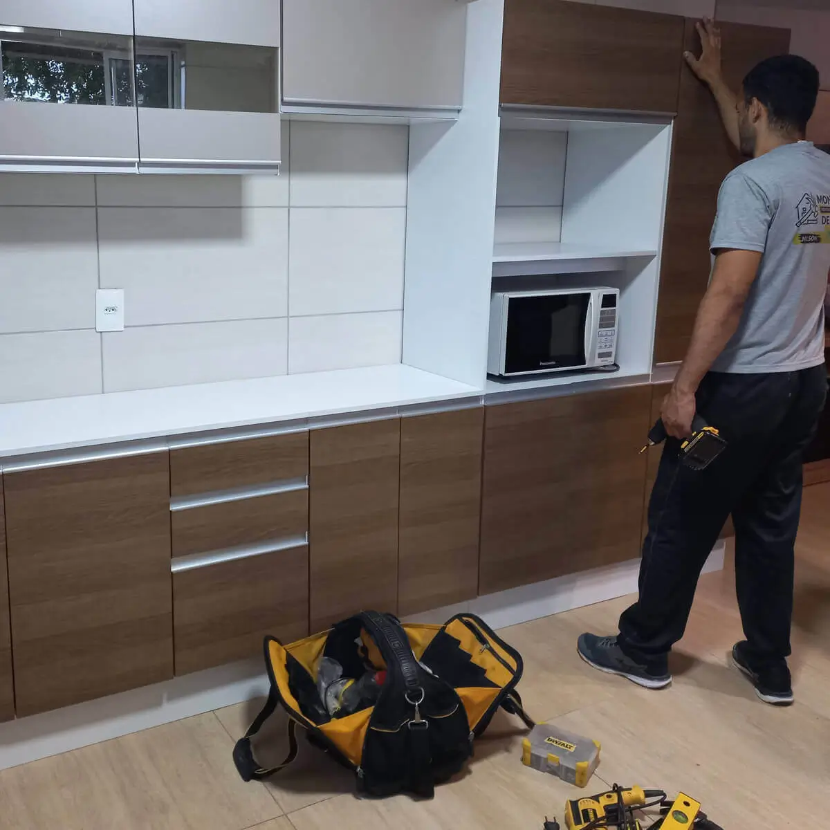 Montagem de armário de cozinha planejado no Leblon com acabamento profissional