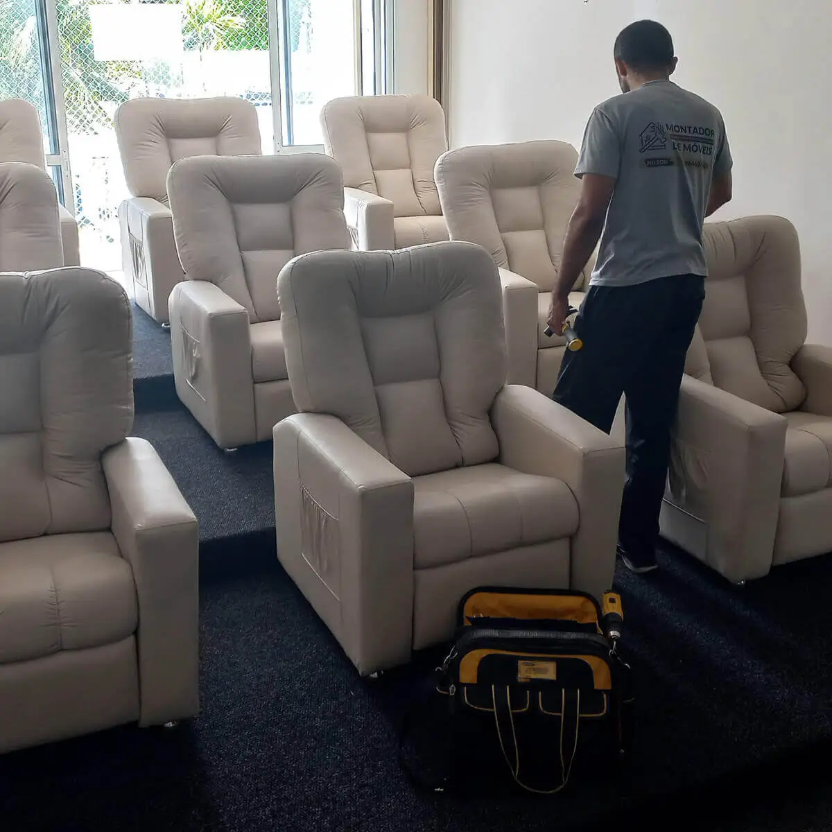 Montador de móveis na Barra da Tijuca realizando montagem de poltronas com precisão e cuidado