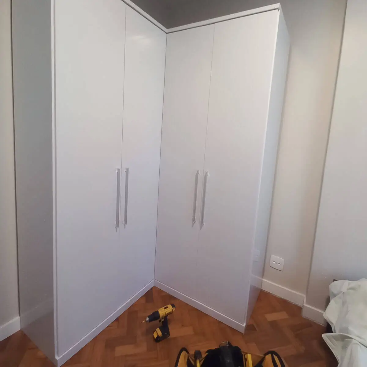 Montador de móveis realizando a desmontagem de guarda-roupa com agilidade e organização no Rio de Janeiro.