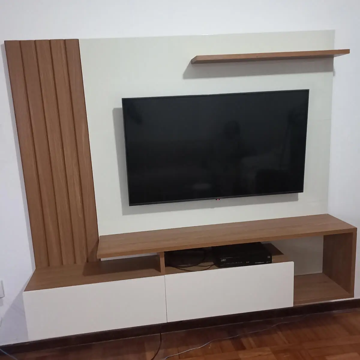 Instalador de Suporte de TV instalando suporte articulado com ajuste de ângulo no Rio de Janeiro.