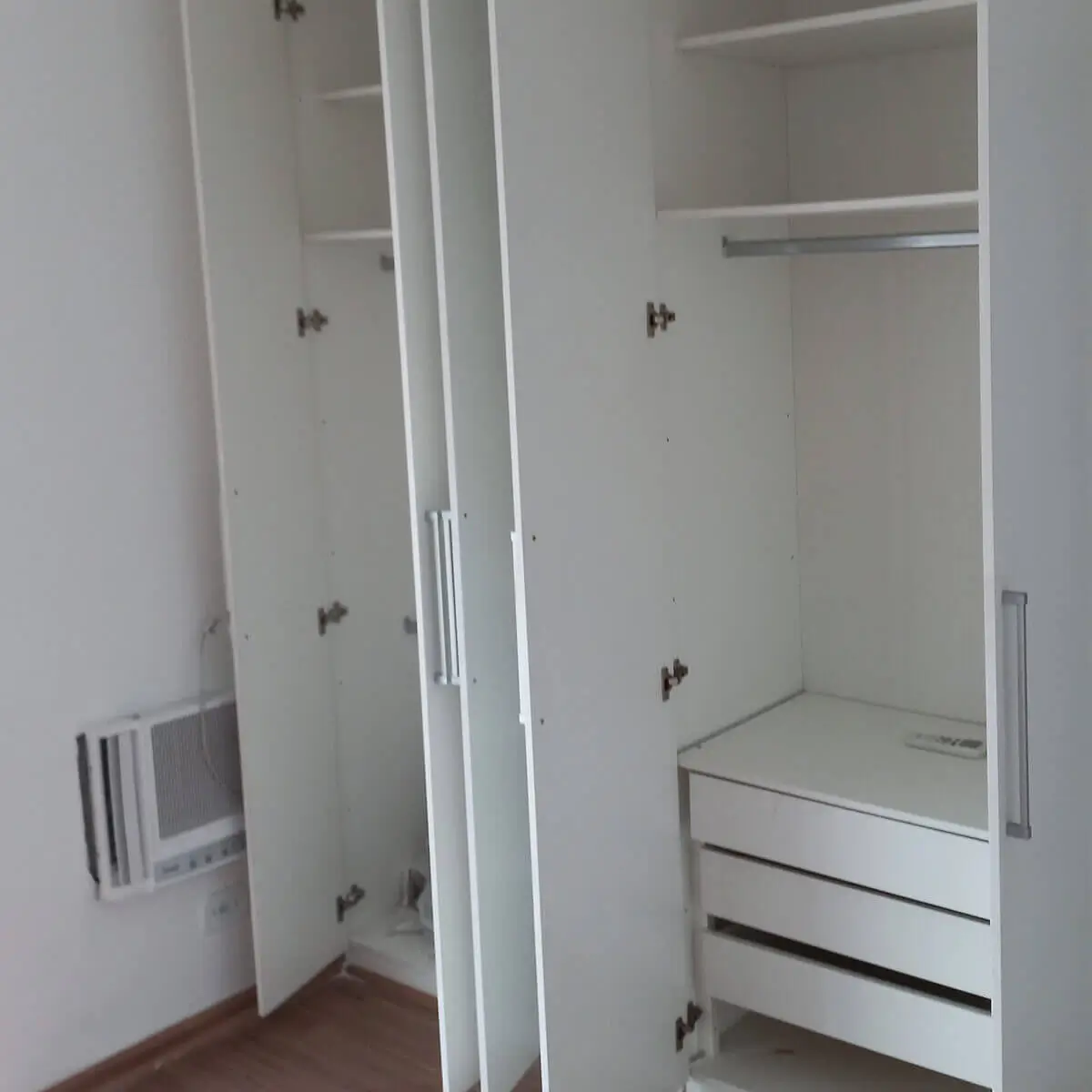 Montador de móveis realizando a manutenção na estrutura de armário com portas e estrutura desalinhada no Rio de Janeiro
