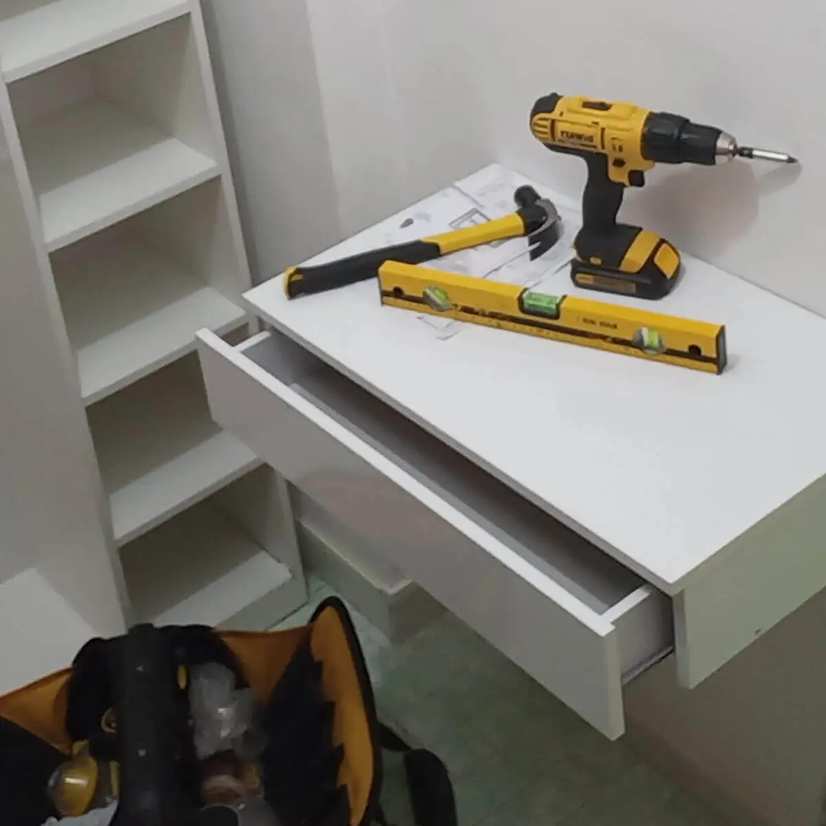 Montador de móveis realizando a manutenção em guarda-roupa com gaveta danificada no Rio de Janeiro