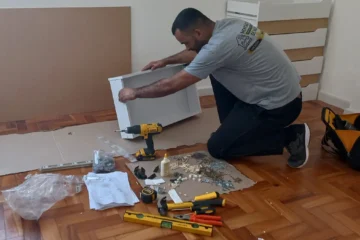 Montador de móveis profissional realizando instalação no Rio de Janeiro --------------
