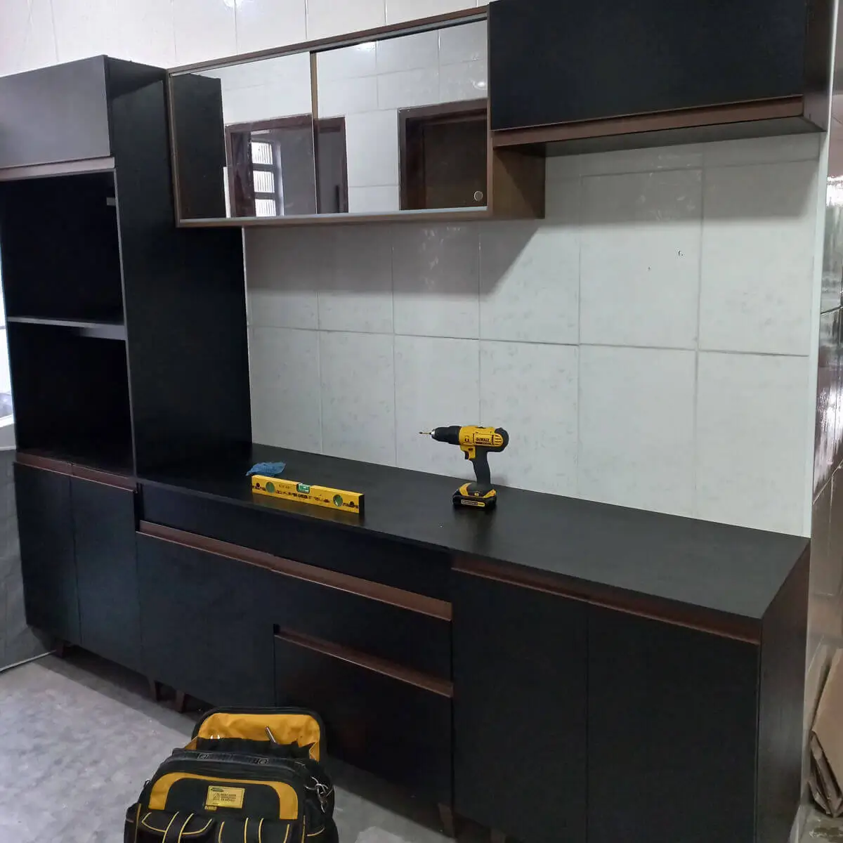 Montador de Móveis realizando a montagem de armário de cozinha com precisão no Rio de Janeiro.