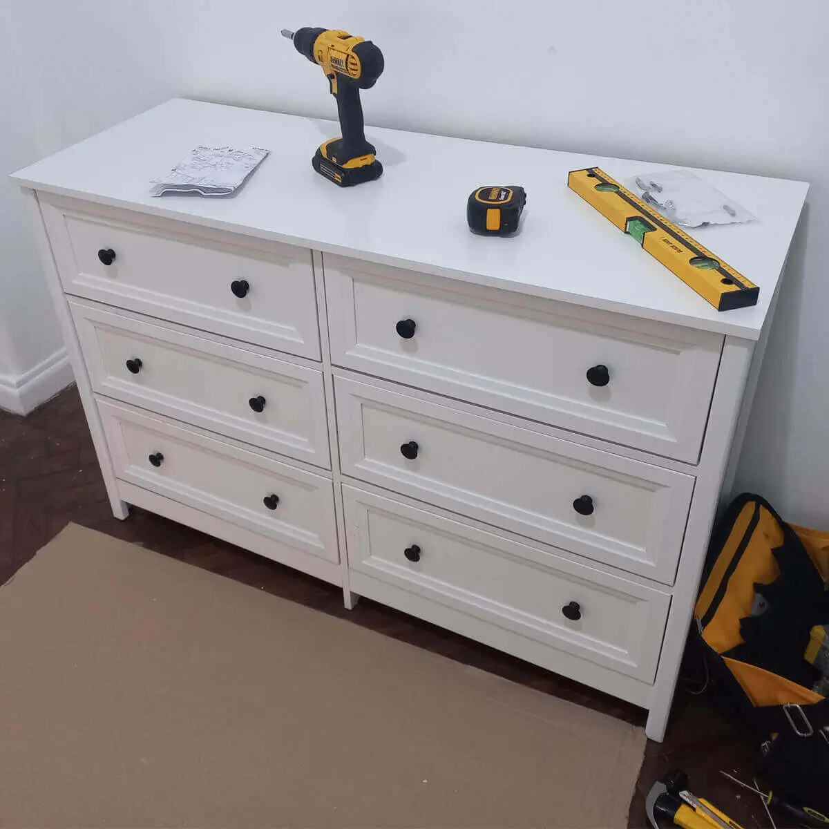 Montador de móveis montando cômoda de 6 gavetas em apartamento no Flamengo, Rio de Janeiro