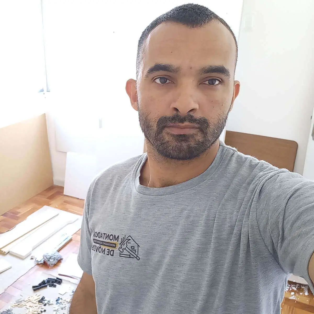 Montador de Móveis na Zona Sul do RJ realizando montagem com ferramentas profissionais