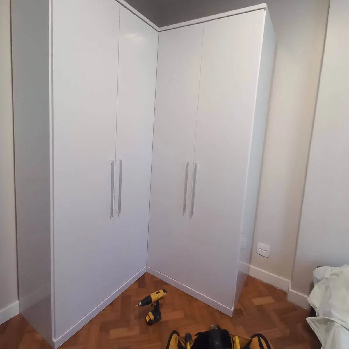 Montagem de guarda roupa em L no RJ com alinhamento preciso e montagem sem danos.