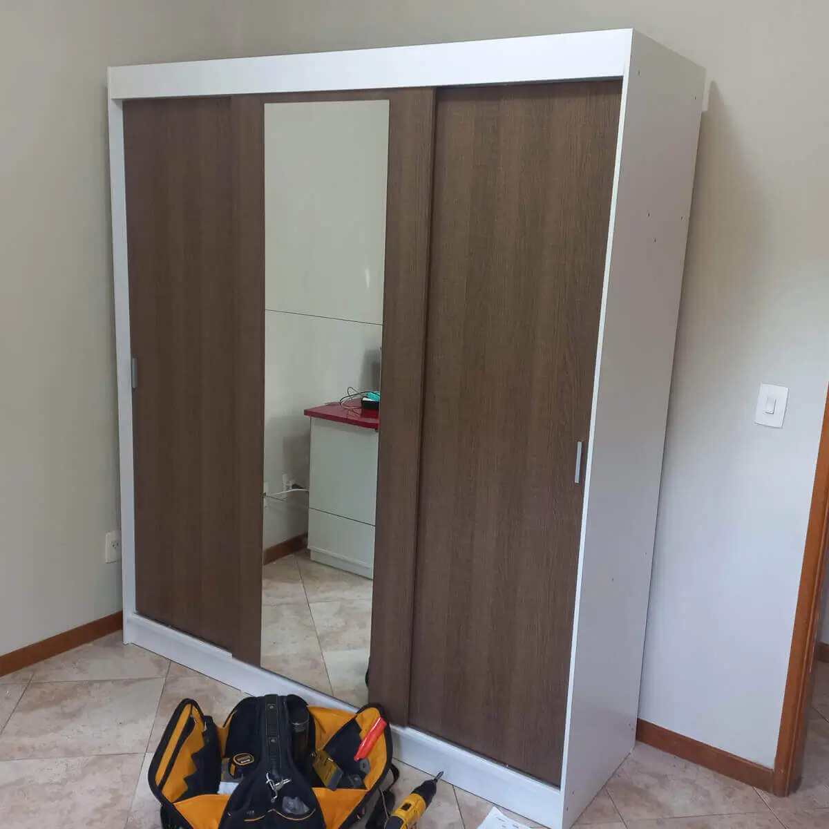 Montagem de guarda roupa de solteiro no RJ com agilidade, segurança e ótimo aproveitamento de espaço.