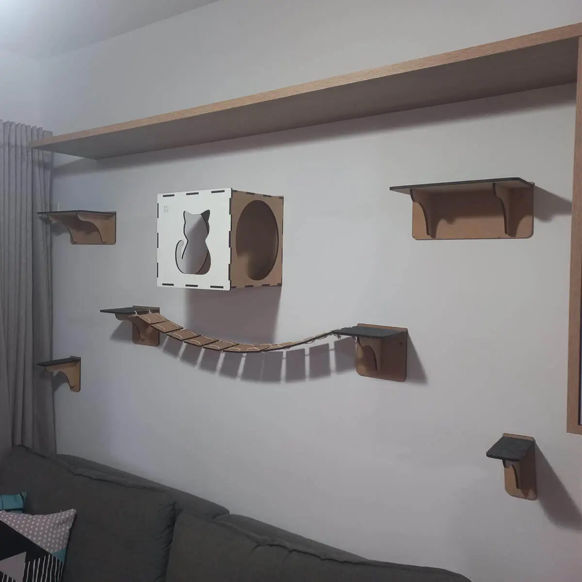 Instalação de prateleiras para gatos na Tijuca feita por montador de móveis profissional no Rio de Janeiro.