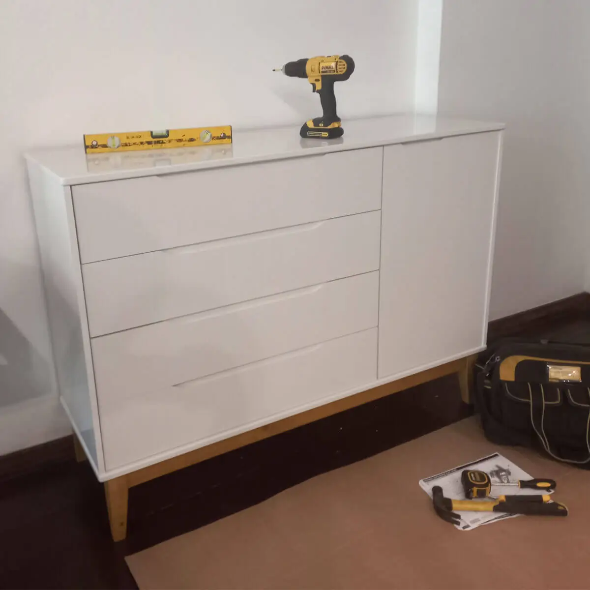 Montagem de aparador em Laranjeiras realizada por montador de móveis profissional no Rio de Janeiro.