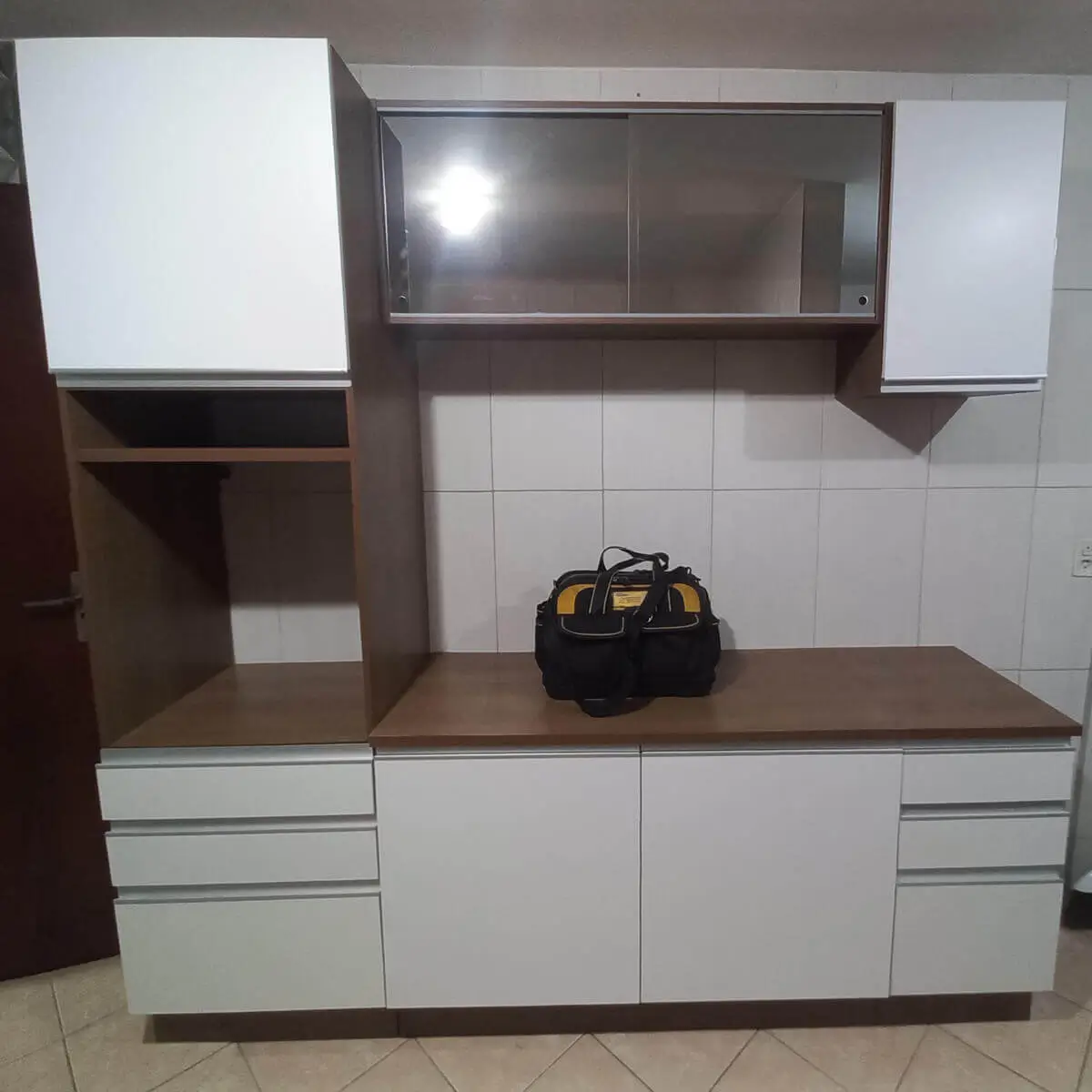 Montagem de armário de cozinha na Taquara feita por montador de móveis profissional no Rio de Janeiro.