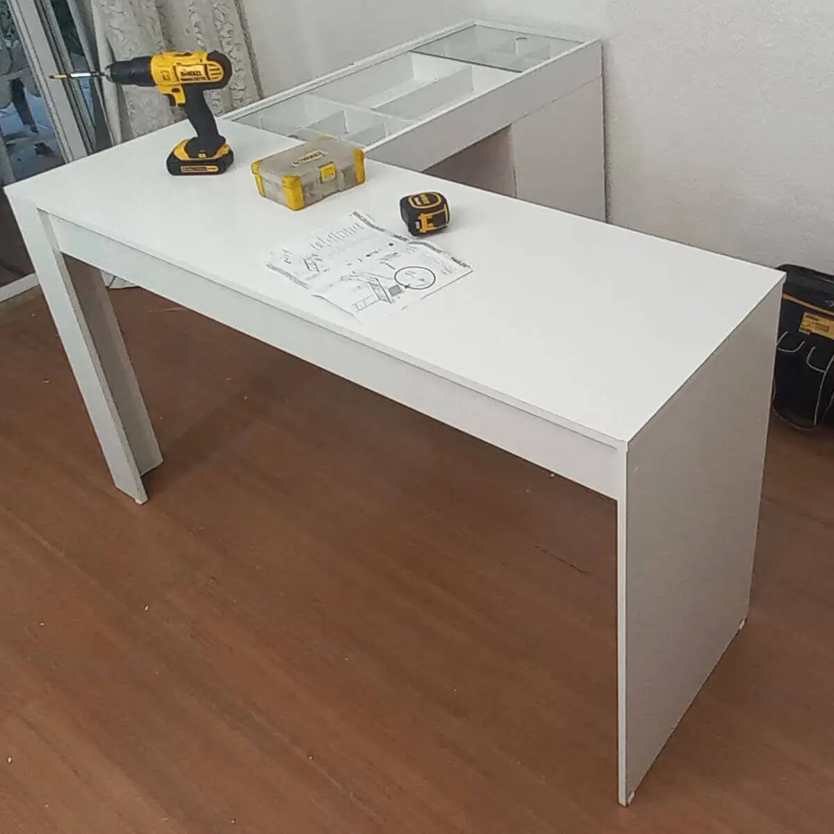 Montagem de mesa com porta maquiagem no Méier realizada por montador de móveis profissional no Rio de Janeiro.