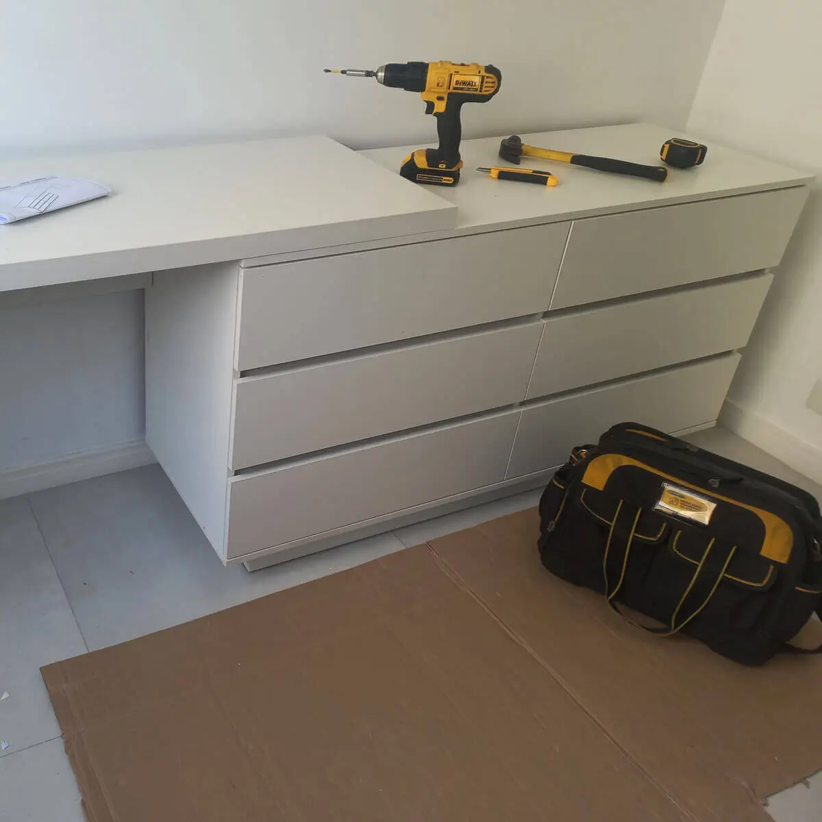 Montagem de mesa em L com gaveteiro em Jacarepaguá realizada por montador de móveis profissional no Rio de Janeiro.