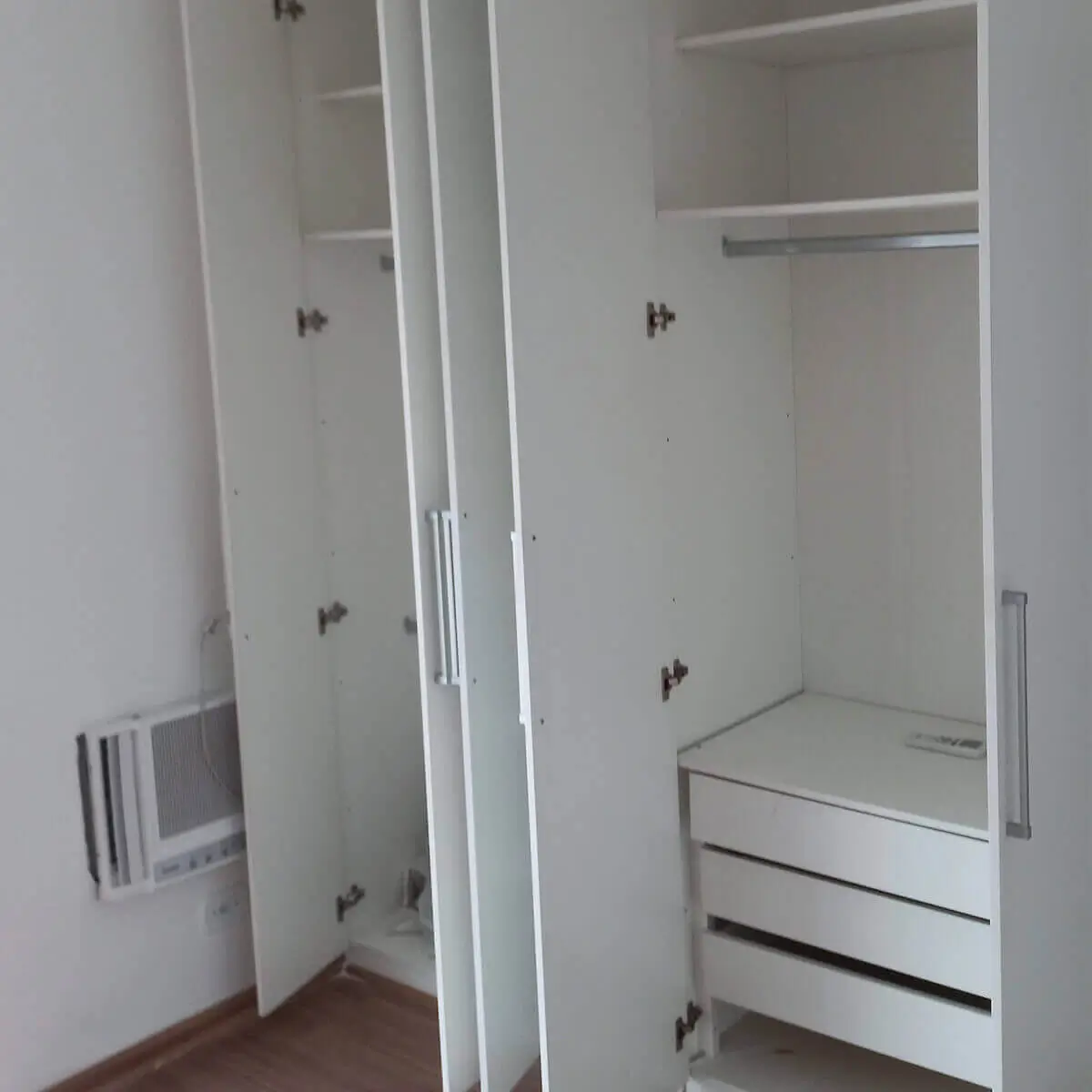 Manutenção em portas de armário na Glória por montador de móveis profissional no RJ.