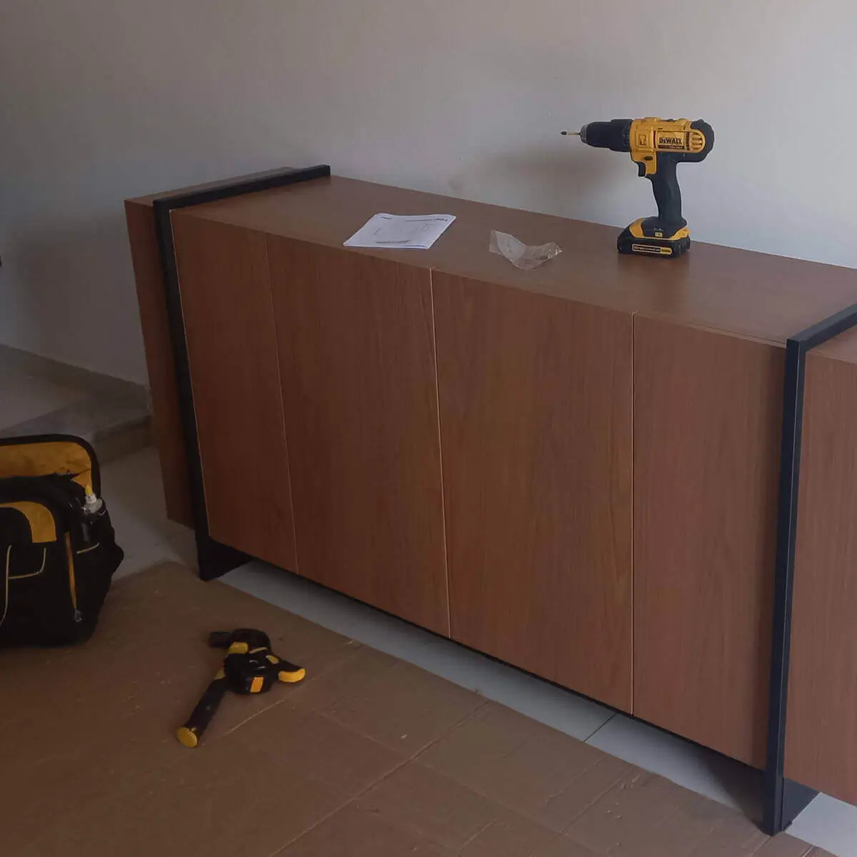 Montagem de aparador moderno com pés de aço em Botafogo por montador de móveis profissional no RJ.