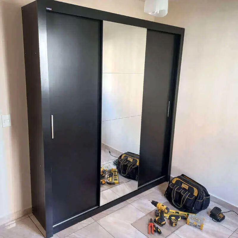 Montagem de guarda-roupa 3 portas com espelho no Leblon por montador de móveis profissional no RJ.