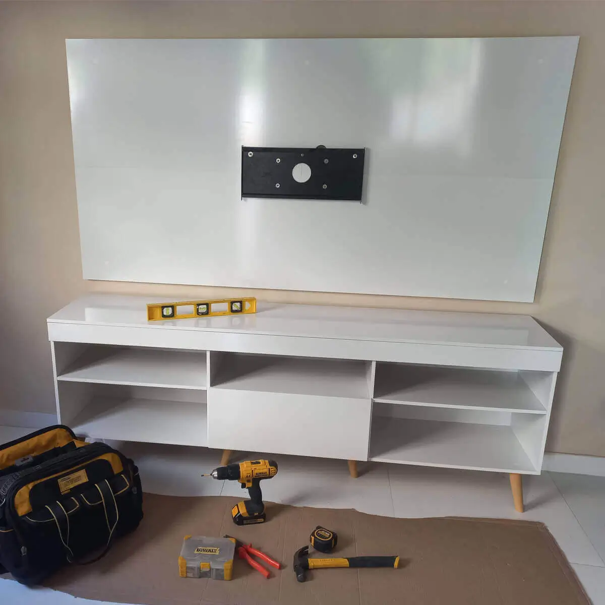 Montagem de painel com rack em Laranjeiras por montador de móveis profissional no RJ.