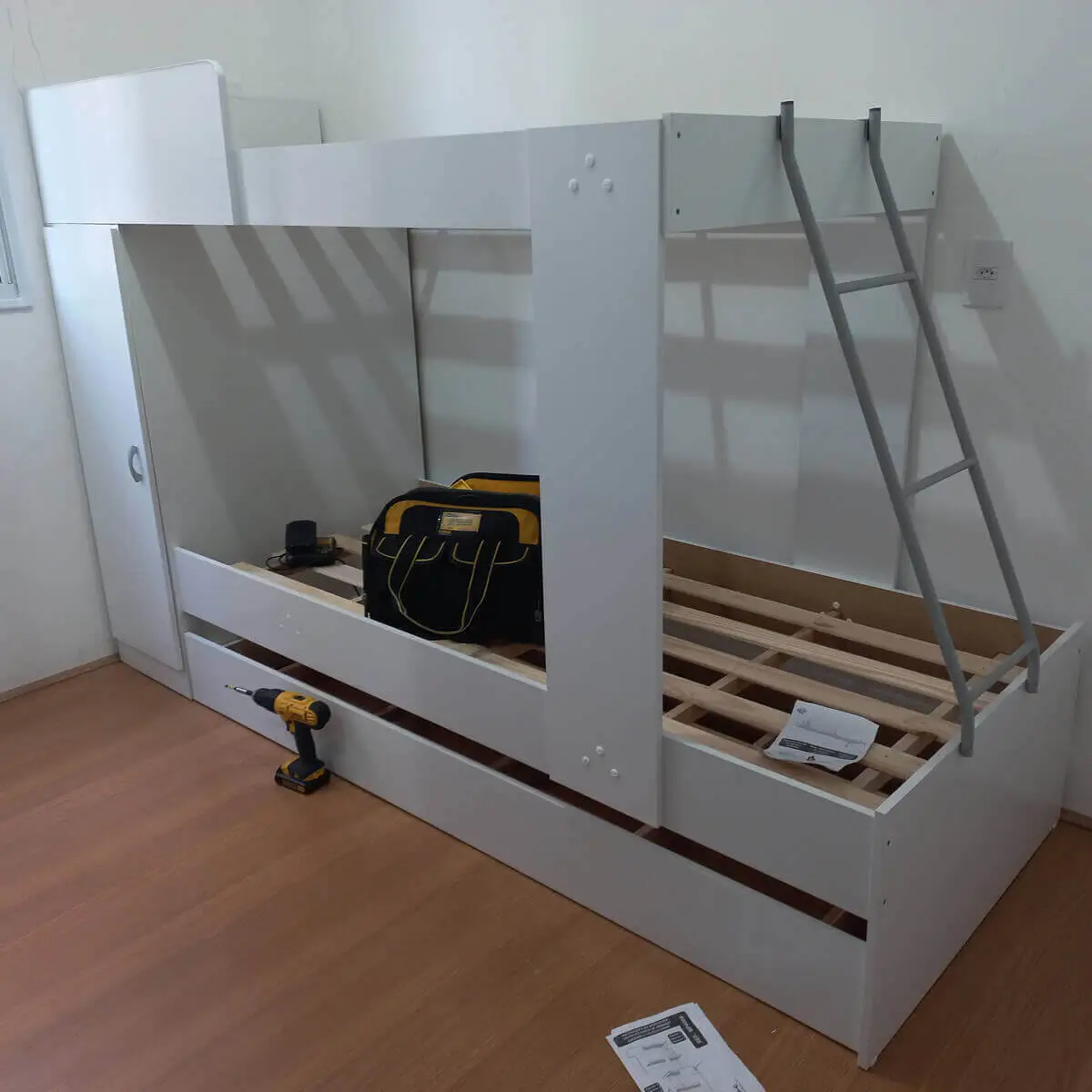 Montagem de treliche em apartamento em Copacabana por montador de móveis profissional no RJ.