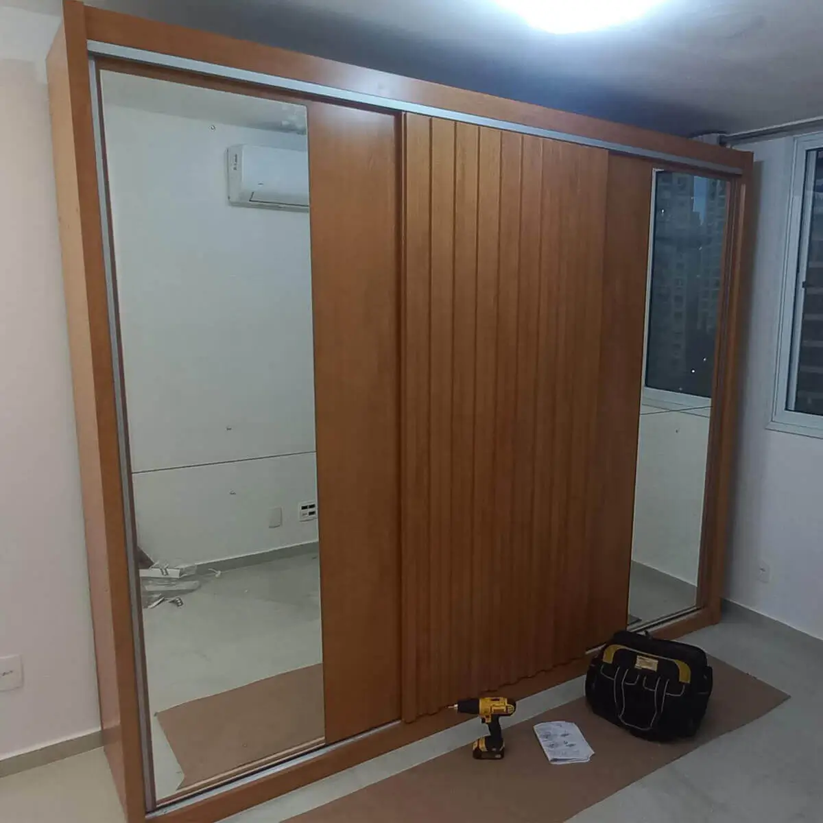 Montagem de guarda-roupa com duas portas de correr na Barra da Tijuca por montador profissional