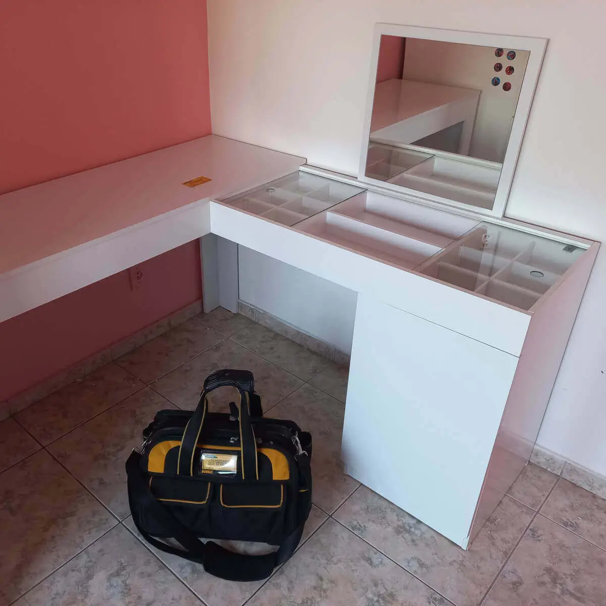 Montagem de mesa em L com espelho na Lagoa por montador de móveis profissional