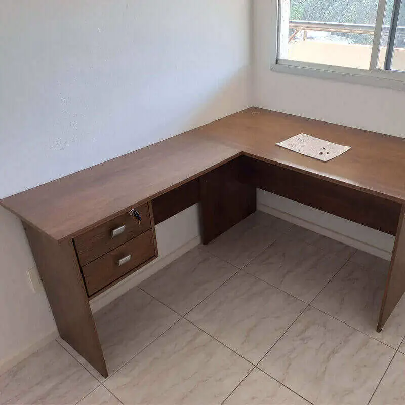 Montagem de mesa em L com gaveta na Praça Seca com precisão profissional