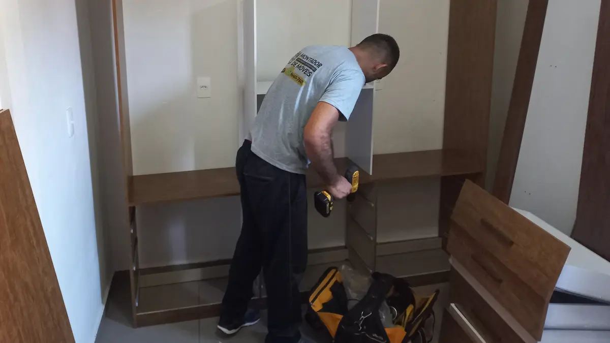 Erro comum na montagem de móveis que causa folga com o tempo