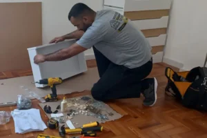 Orçamento montagem de móveis sendo realizado por montador profissional