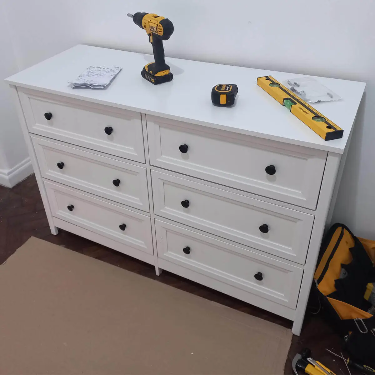 Montagem de cômoda em Botafogo RJ com gavetas alinhadas