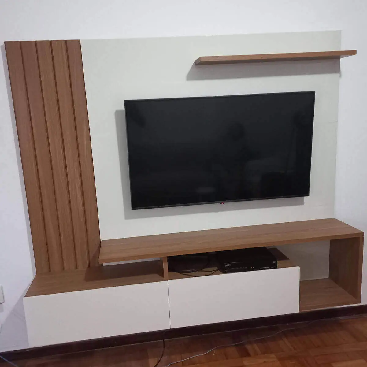 Desmontagem de painel de TV com cuidado e proteção da parede no Rio de Janeiro