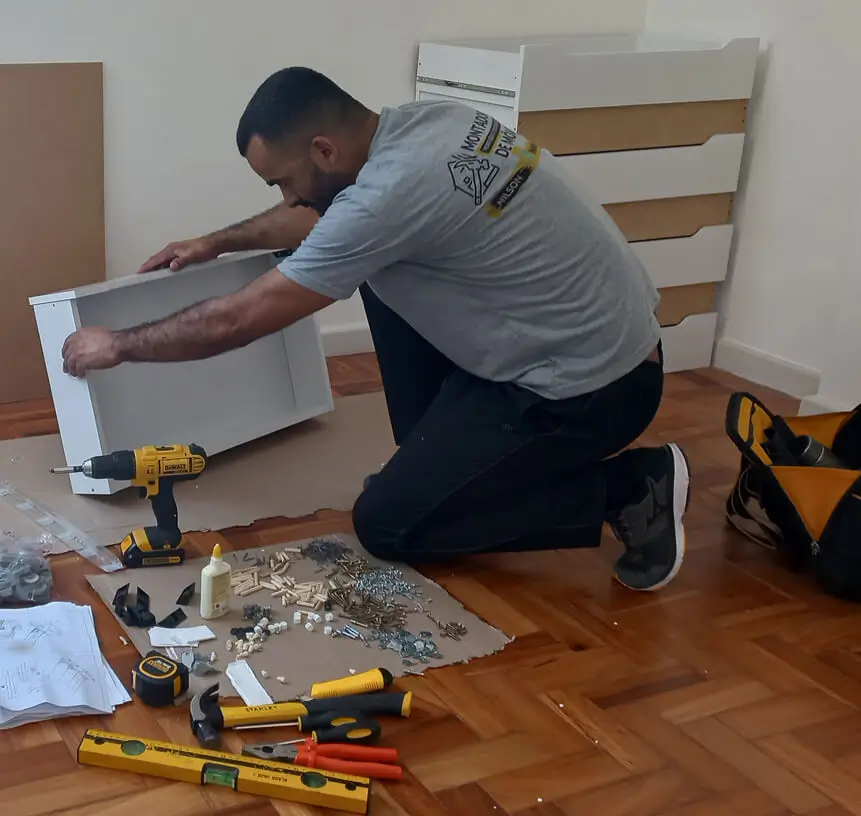 Montador de móveis no Rio de Janeiro realizando montagem profissional com acabamento perfeito