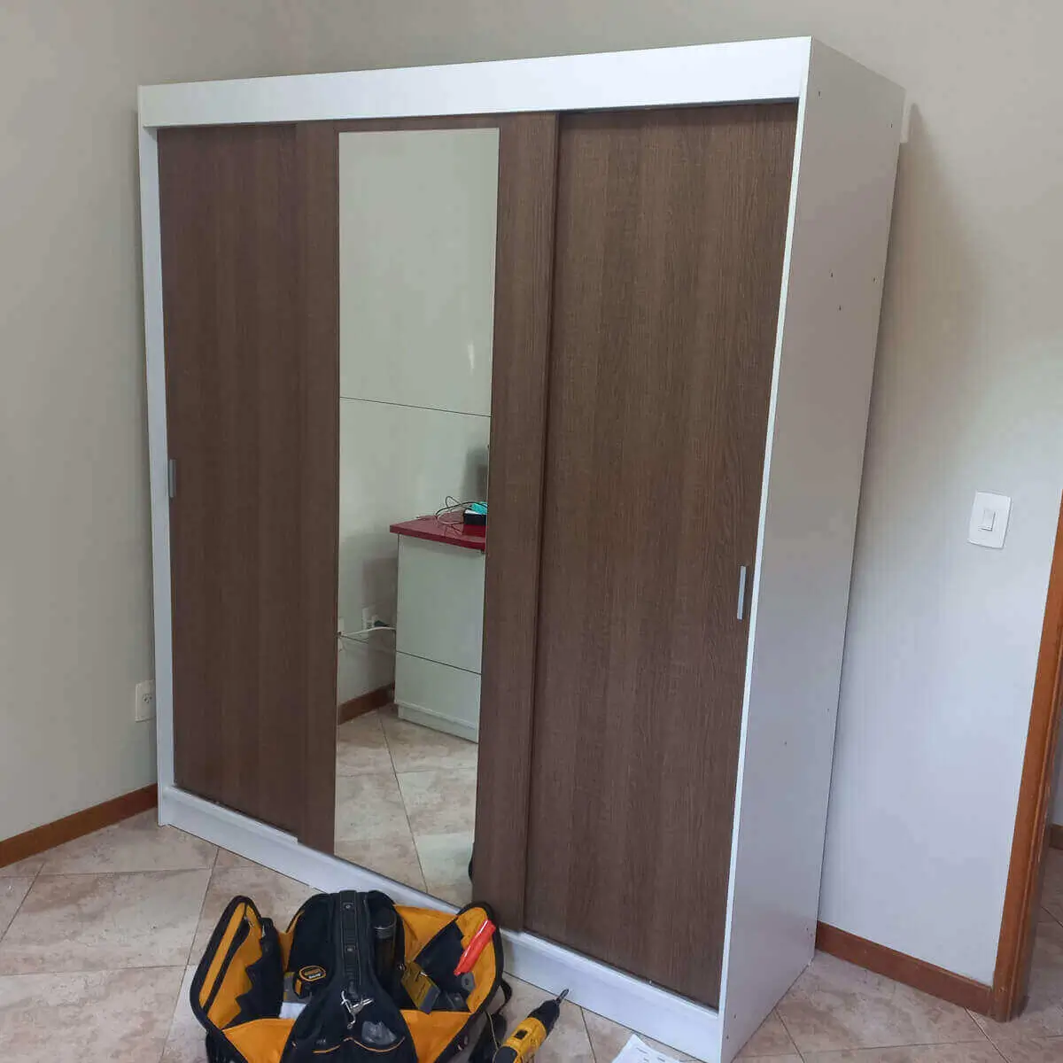 Montador de móveis em Ipanema RJ realizando montagem de guarda-roupa em apartamento residencial
