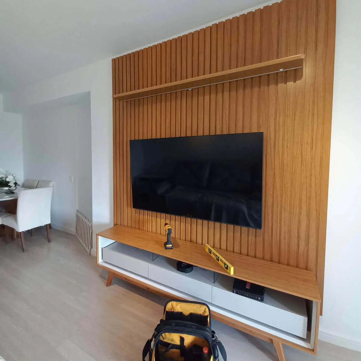 Montador de móveis em Ipanema RJ realizando instalação de painel de TV em apartamento
