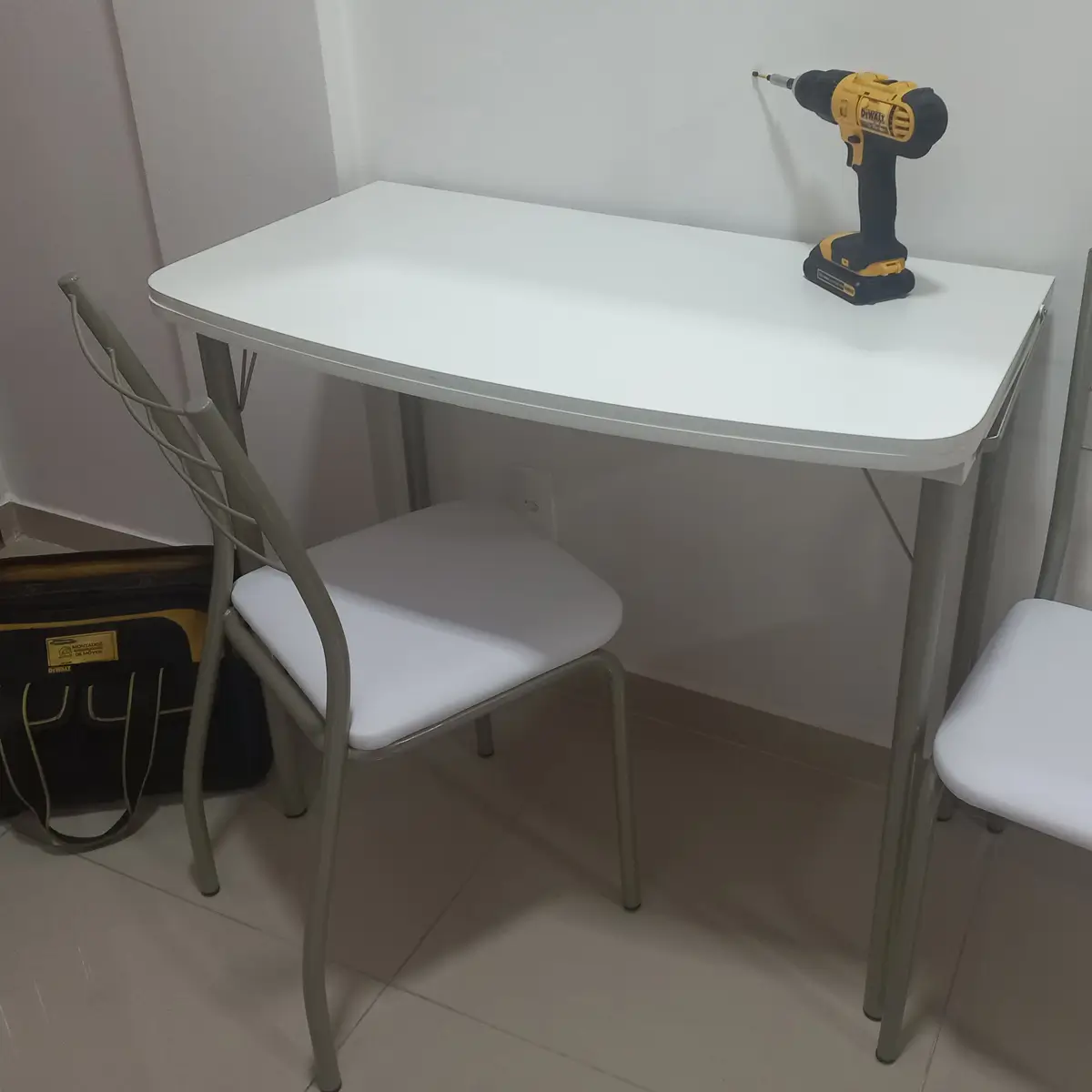 Montagem de mesa de cozinha realizada no Rio de Janeiro com alinhamento e excelente acabamento.