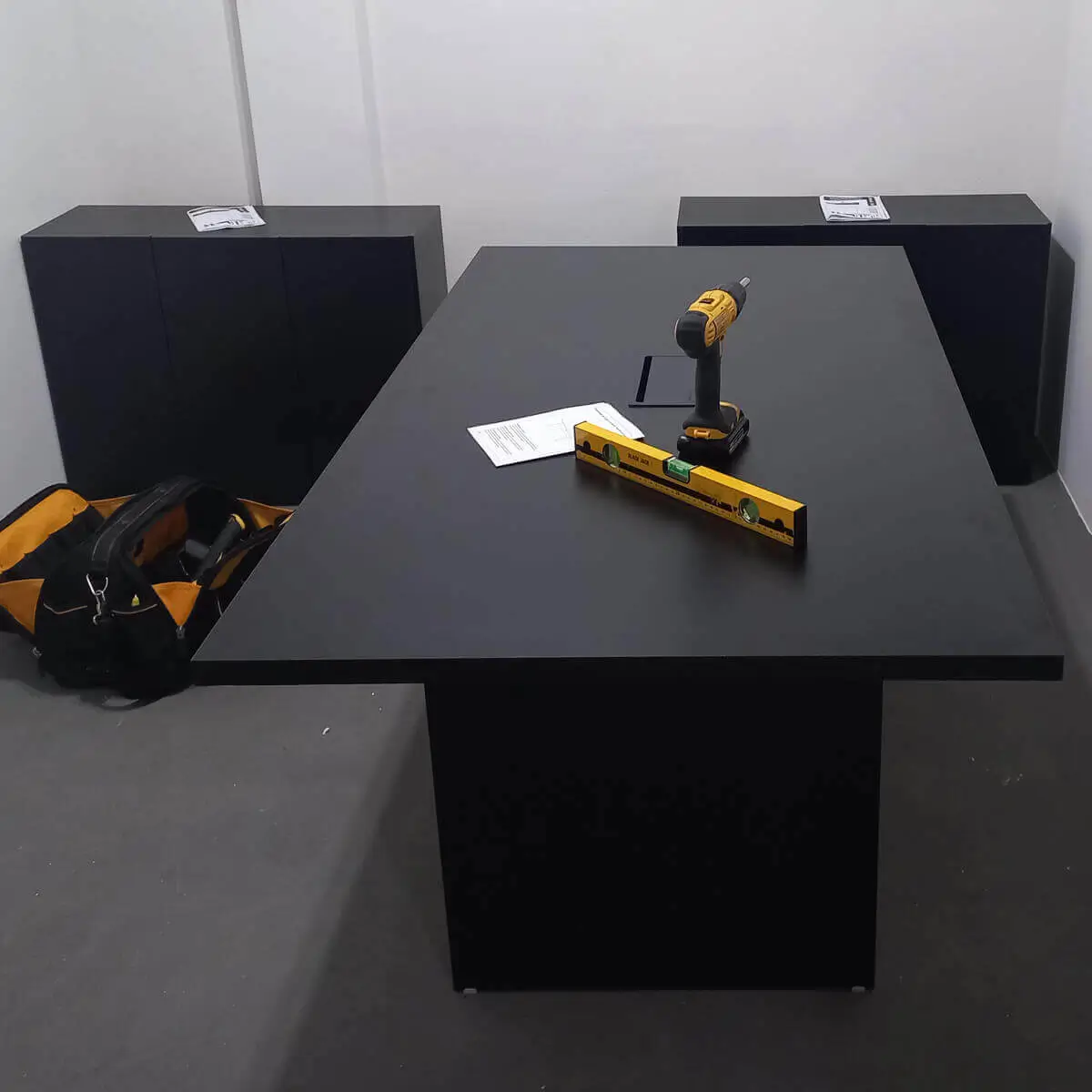 Montagem de mesa de escritório realizada por montador de móveis no Rio de Janeiro.