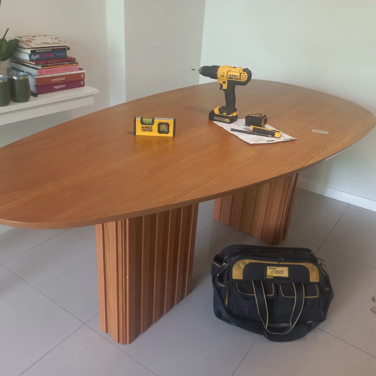 Montagem de mesa de jantar realizada no Rio de Janeiro com alinhamento e acabamento profissional.