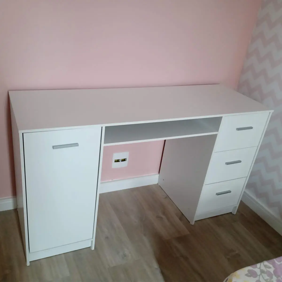 Montagem de mesa para computador realizada no Rio de Janeiro com excelente acabamento.