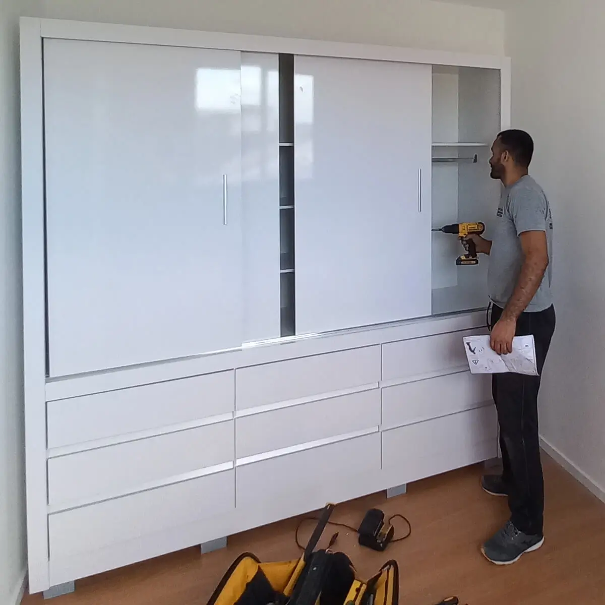 Reparo de guarda-roupa realizado por montador de móveis no Rio de Janeiro.