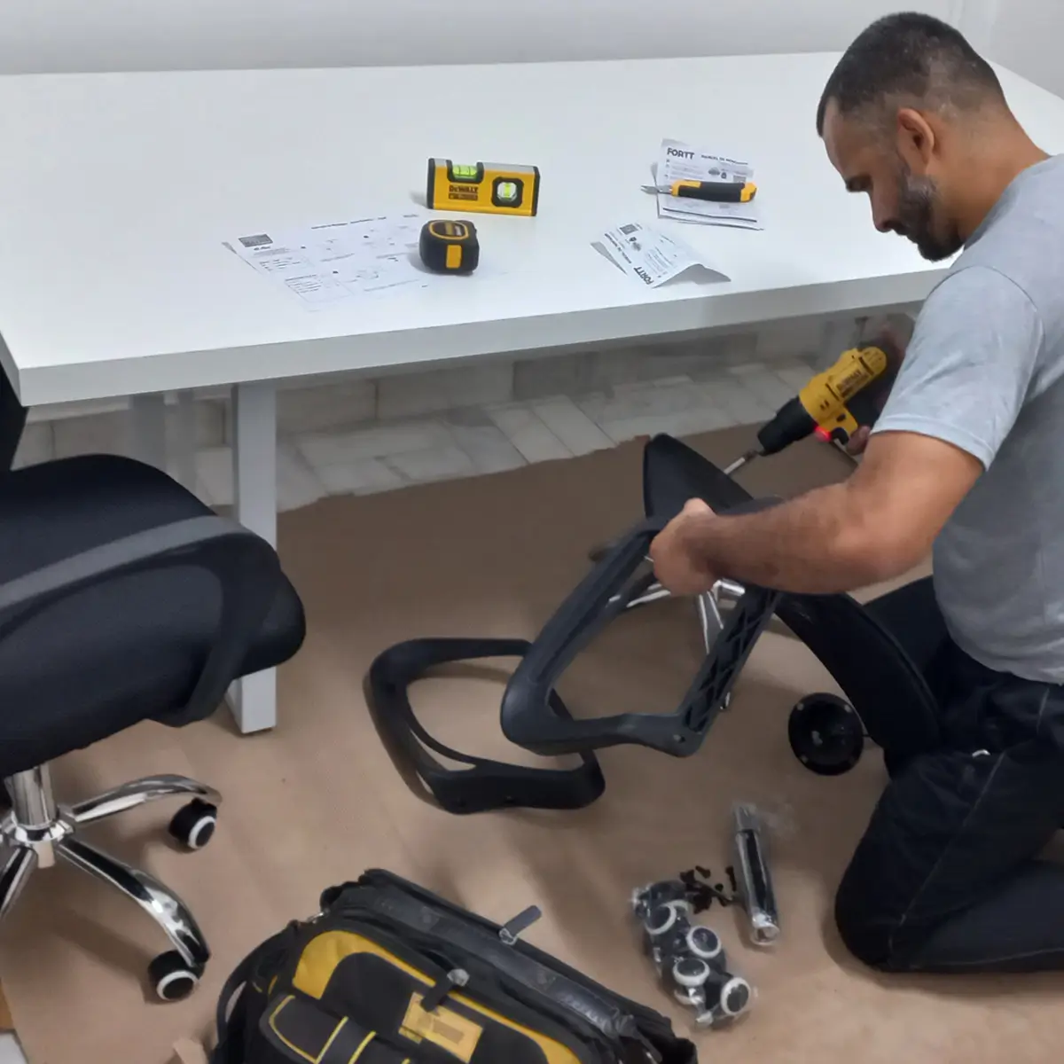 Reparo de mesa de escritório realizado por montador de móveis no Rio de Janeiro.